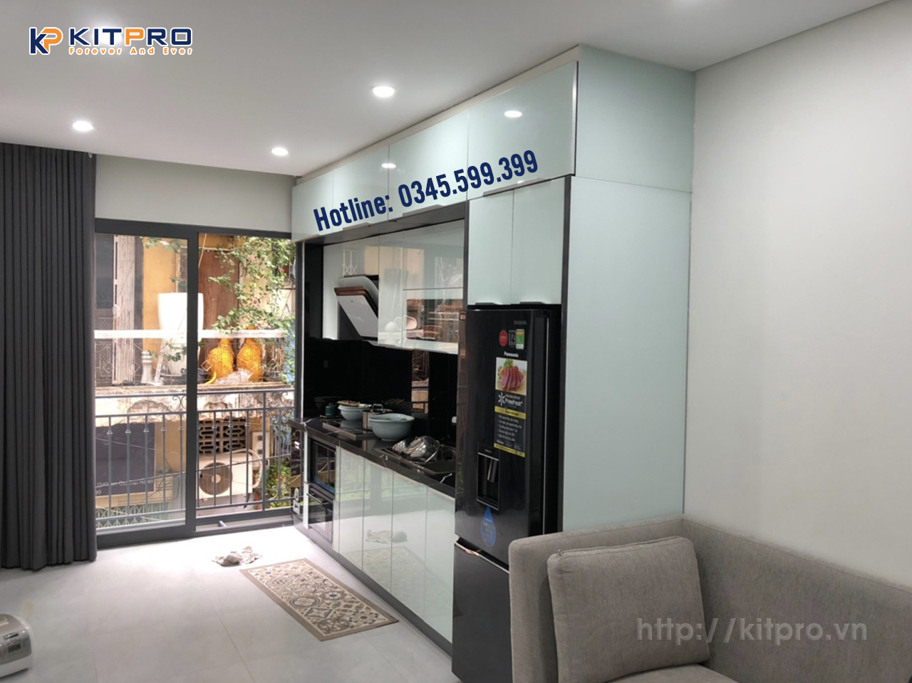 Mẫu hoàn thiện tủ bếp cánh kính inox dạng thẳng