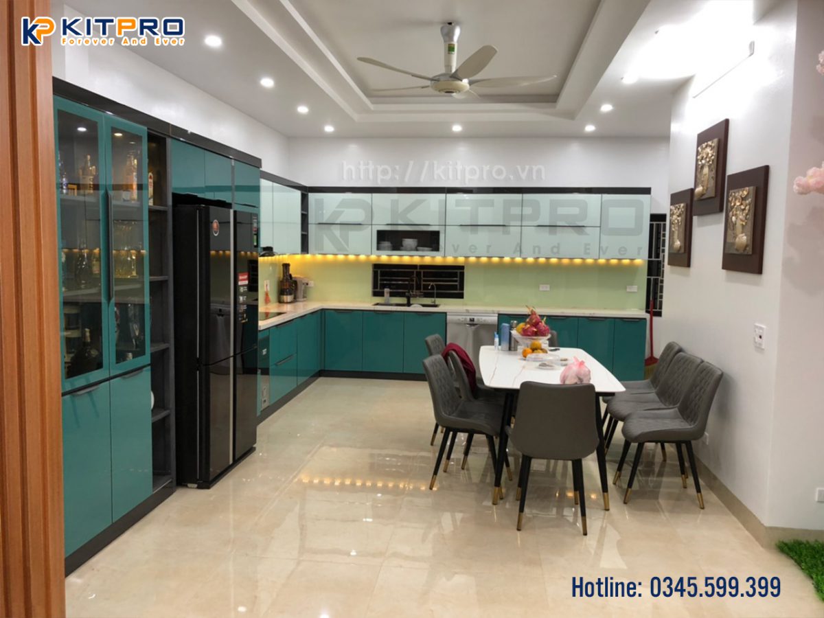 Mẫu tủ bếp inox kính acrylic nhà chị Giang (Nam Định)