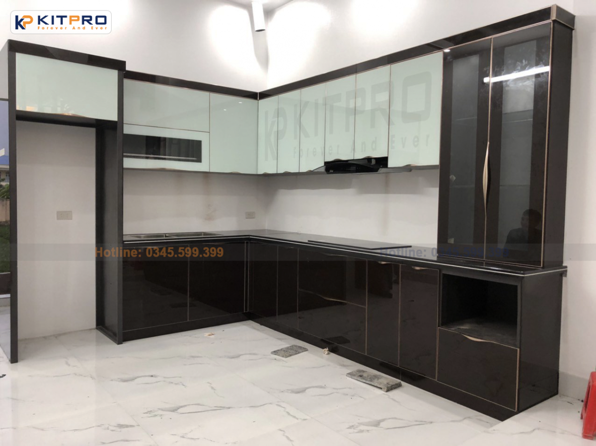 Mẫu thi công tủ bếp inox cánh kính dạng chữ L