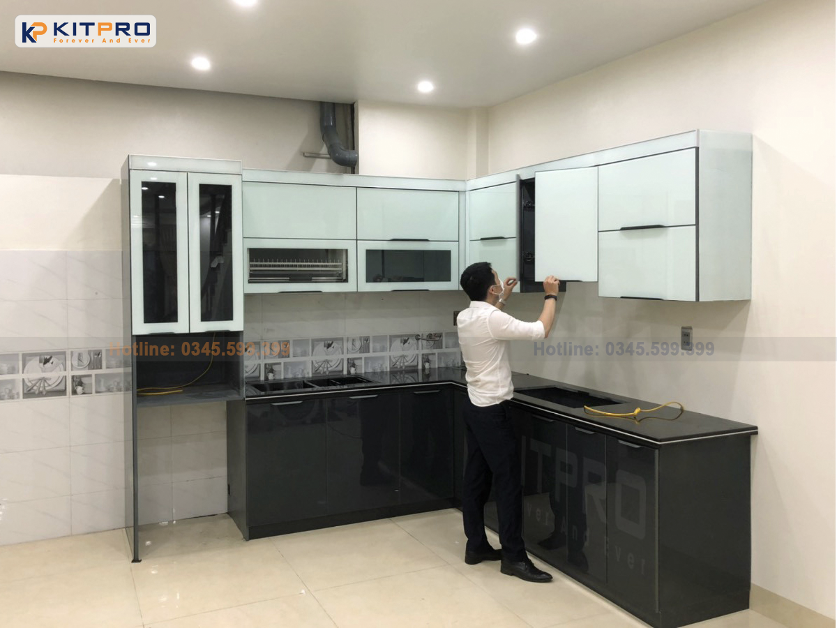 Mẫu thi công tủ bếp góc cánh kính inox hiện đại